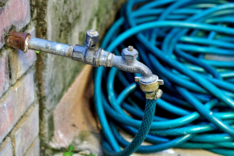 Quels sont les dispositifs techniques et réglementaires pour favoriser les économies d’eau dans une copropriété ?